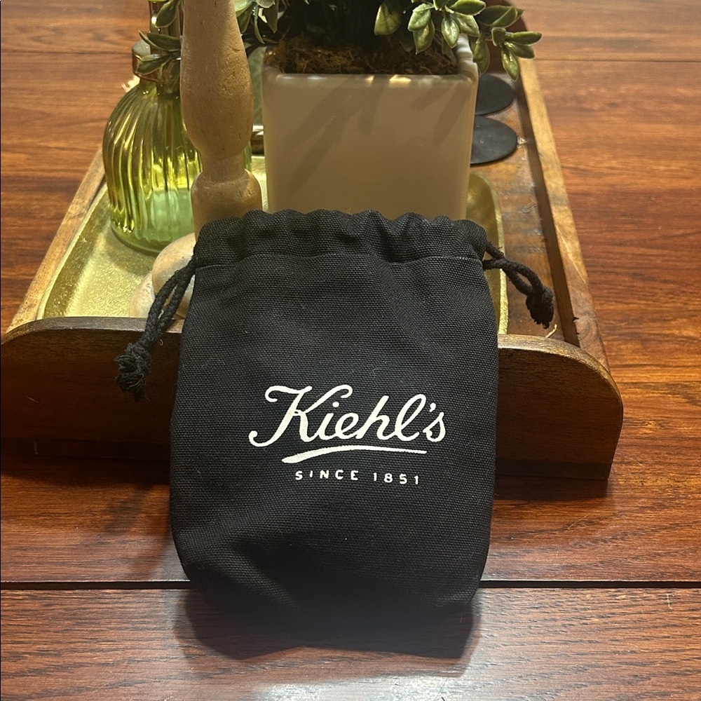 💥2/$10 
Kiehl's Classic Black Pouch
